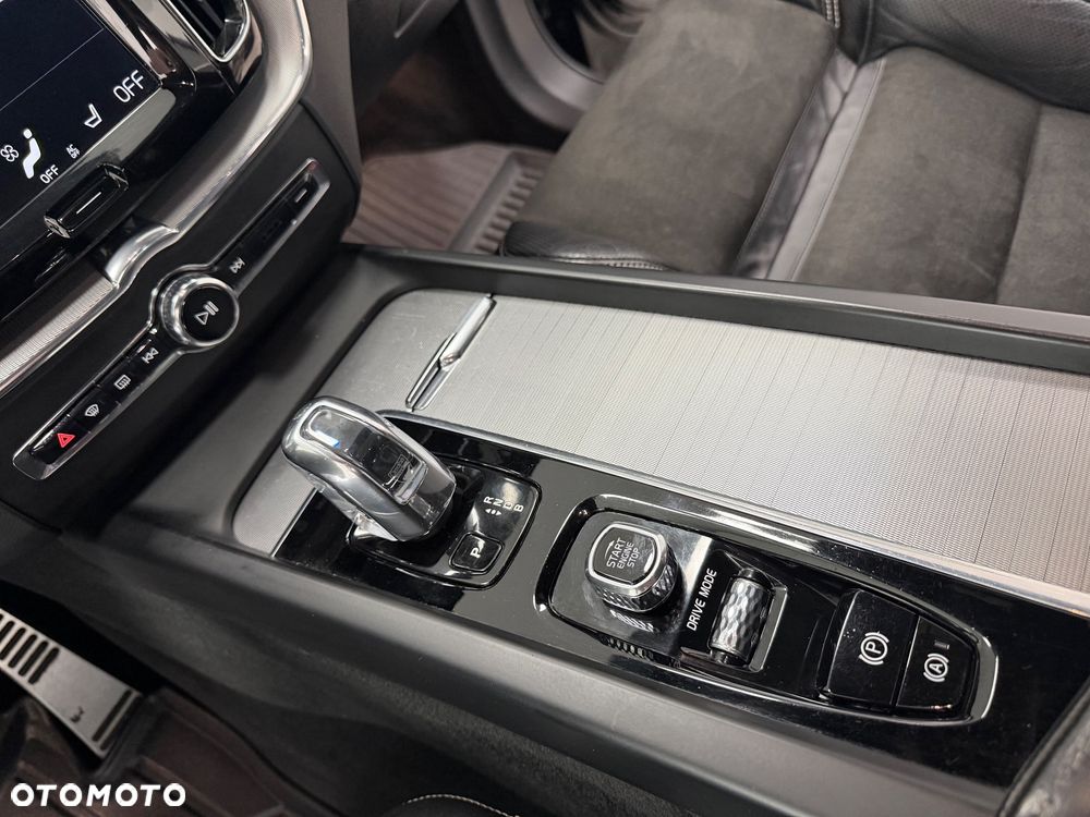 Volvo XC 60 T6 AWD Plug-In Hybrid R-Design - 25
