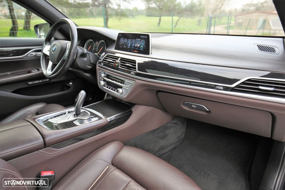 BMW 740 d xDrive Pack M Auto - 31