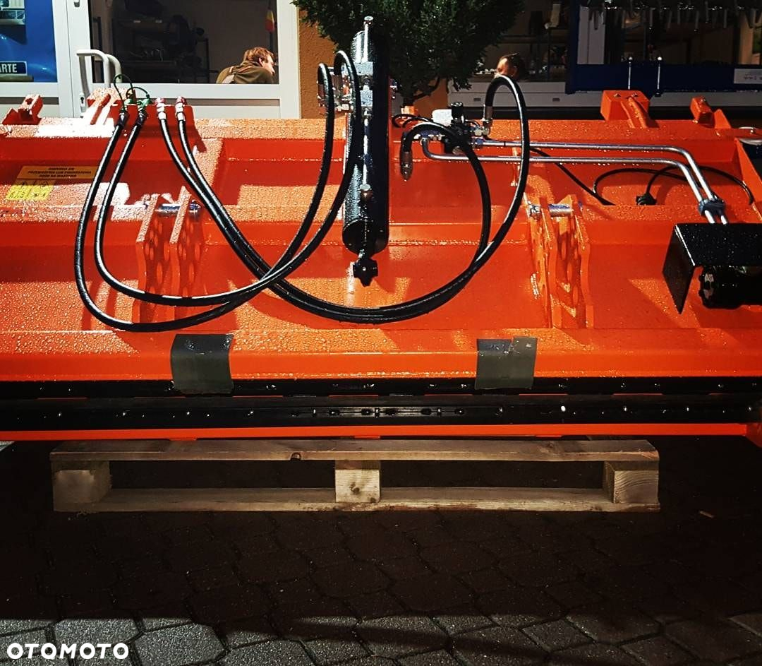 Piaskarka, posypywarka samozaładowcza PS-150 PS-200 POMAROL - 3