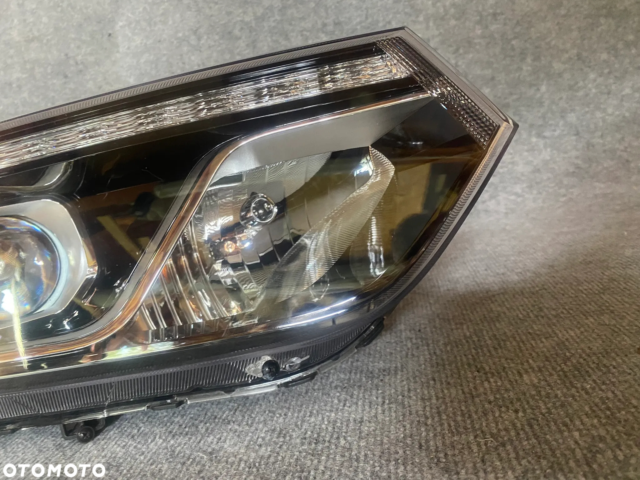 REFLEKTOR LAMPA PRZEDNIA PRAWA - SSANGYONG TIVOLI LIFT SOCZEWKA LED 2019- - 2