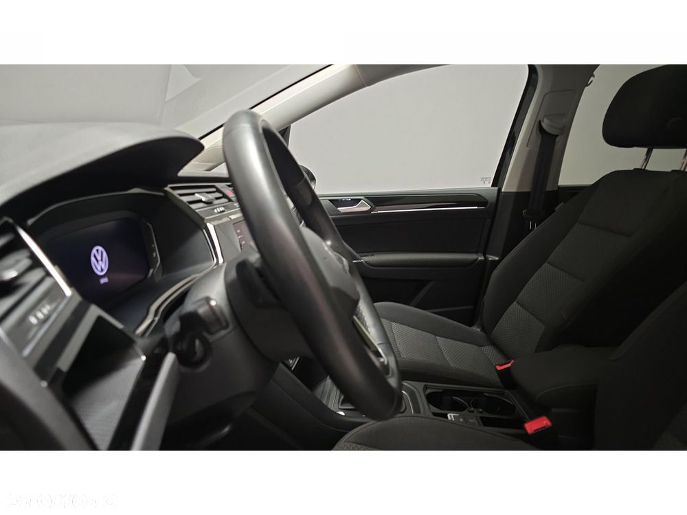 Volkswagen Touran - 27