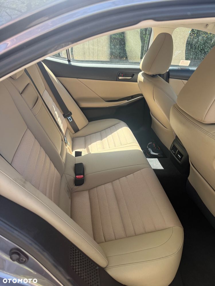 Lexus IS 300h Business Edition - 15