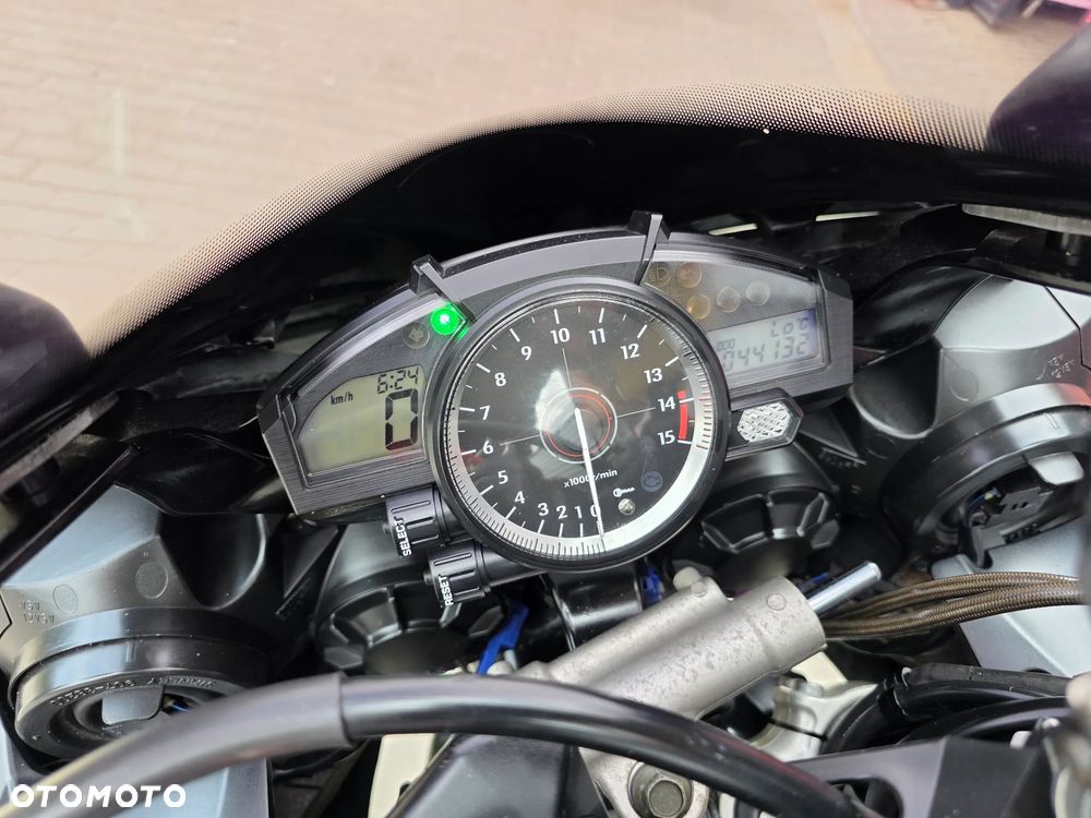 Yamaha R1 - 18