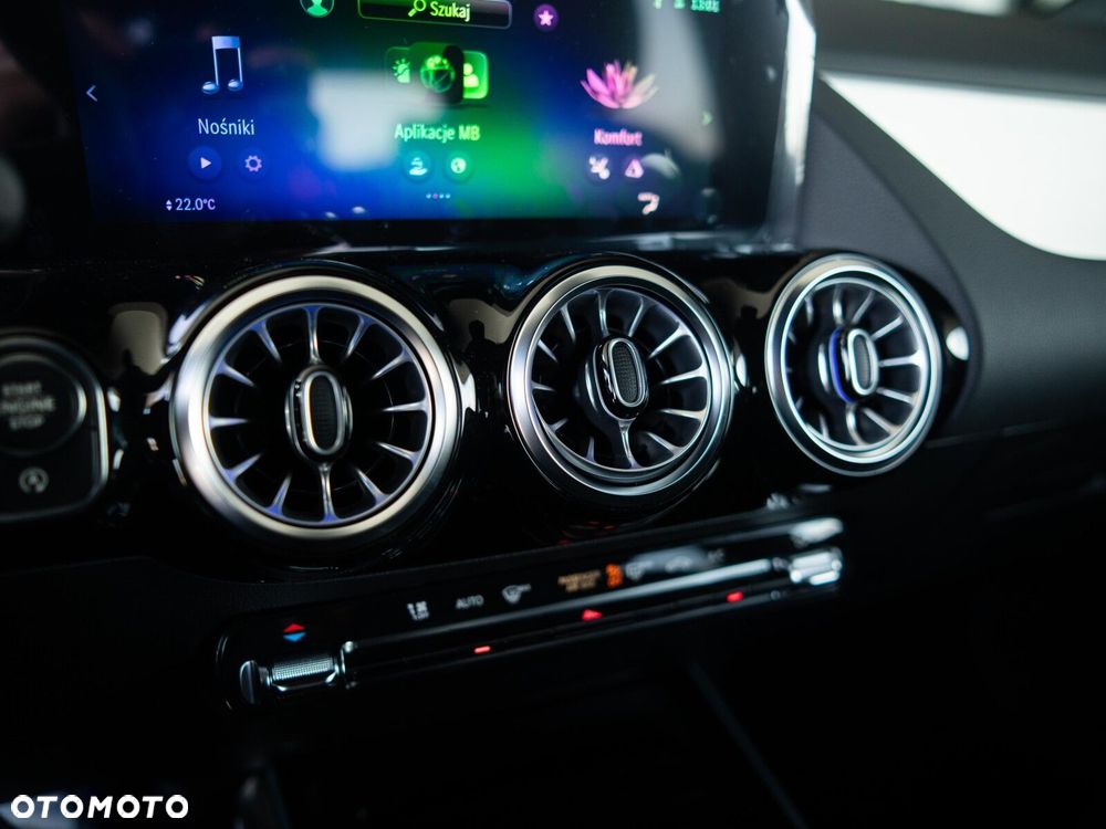 Mercedes-Benz GLA - 25