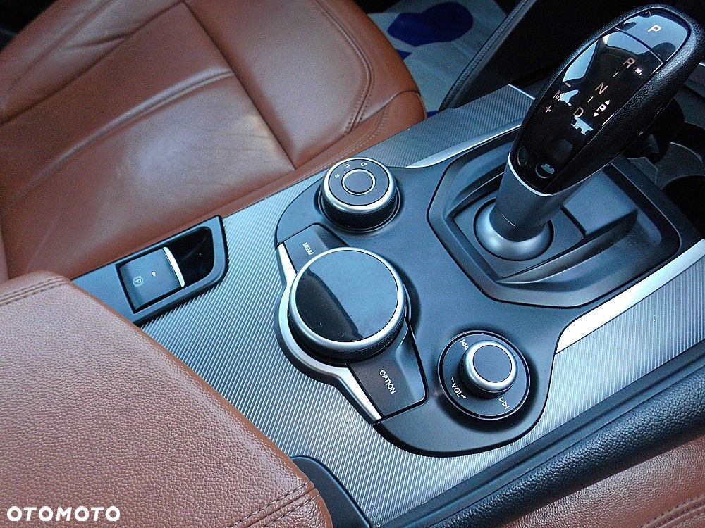 Alfa Romeo Giulia 2.2 AT8 Business - 10