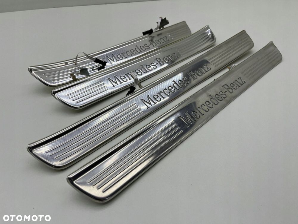 MERCEDES W222 LISTWY PROGOWE PODŚWIETLANE LED KOMPLET A2226803735 - 2
