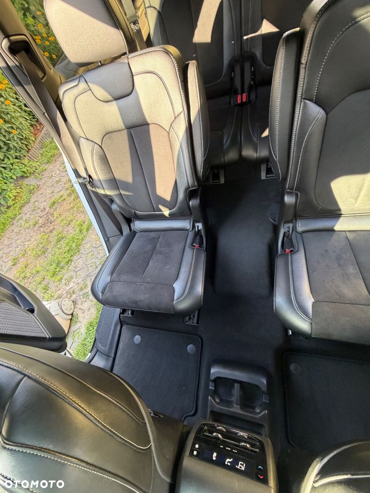 Jeep Grand Cherokee - 32