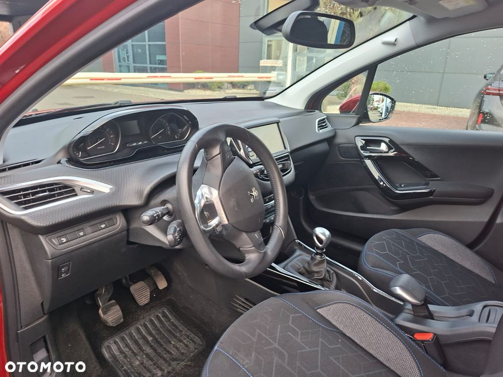 Peugeot 2008 1.2 Pure Tech GPF Signature S&S - 9