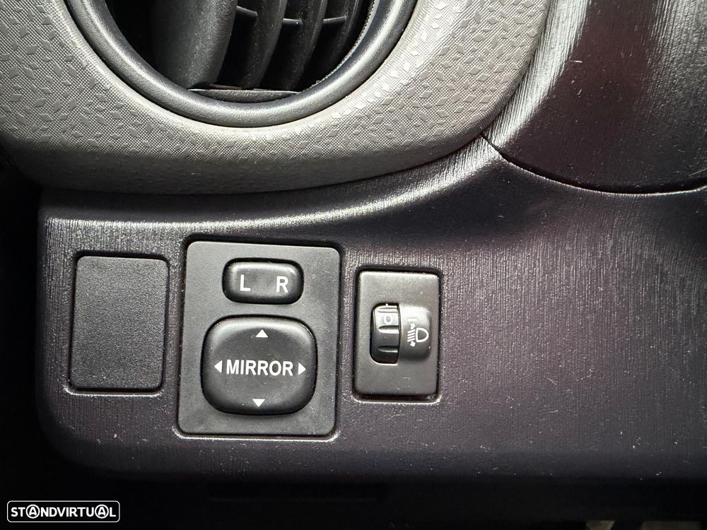 Toyota Yaris 1.0 VVT-i Comfort c/ Design-Pack - 10