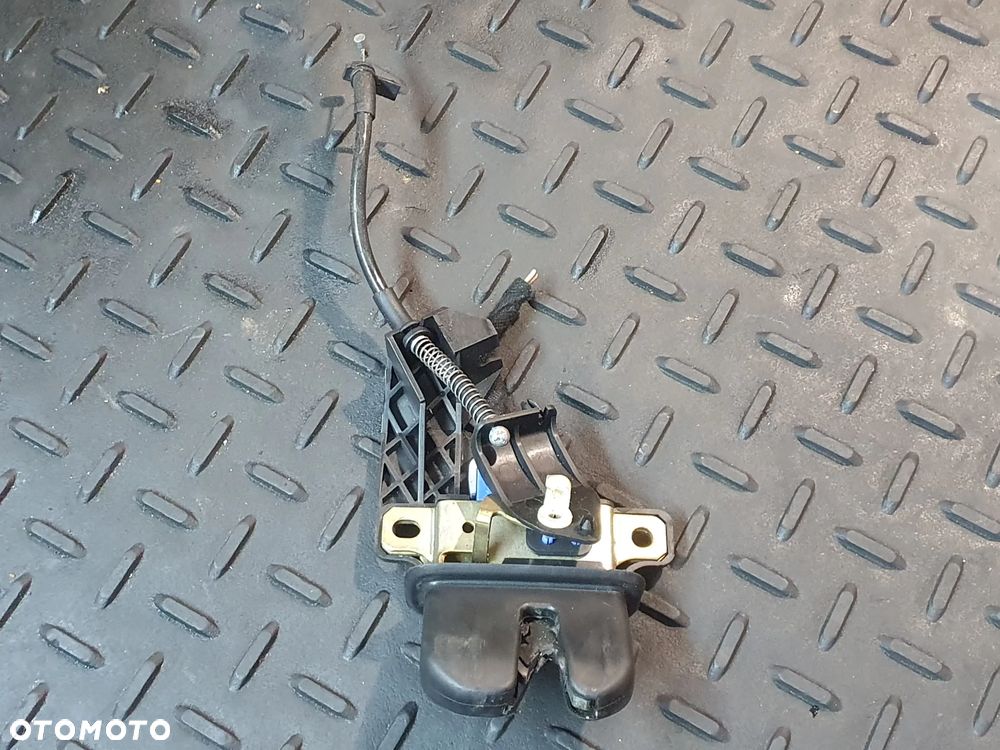 ZAMEK KLAPY TYŁ BAGAŻNIKA 8E5827505B AUDI A4 B6 SEDAN 00-05 - 2