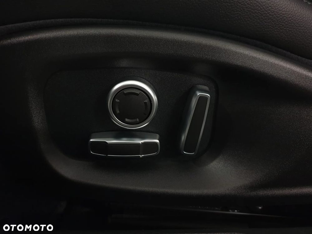 Jaguar XE 2.0 D180 SE - 31