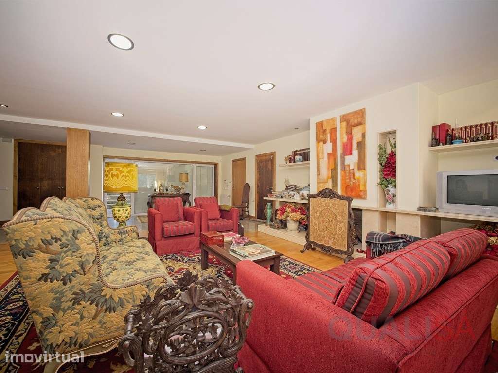 Quinta com moradia e piscina, com área total de 13.655m2 localizada... - Grande imagem: 5/49