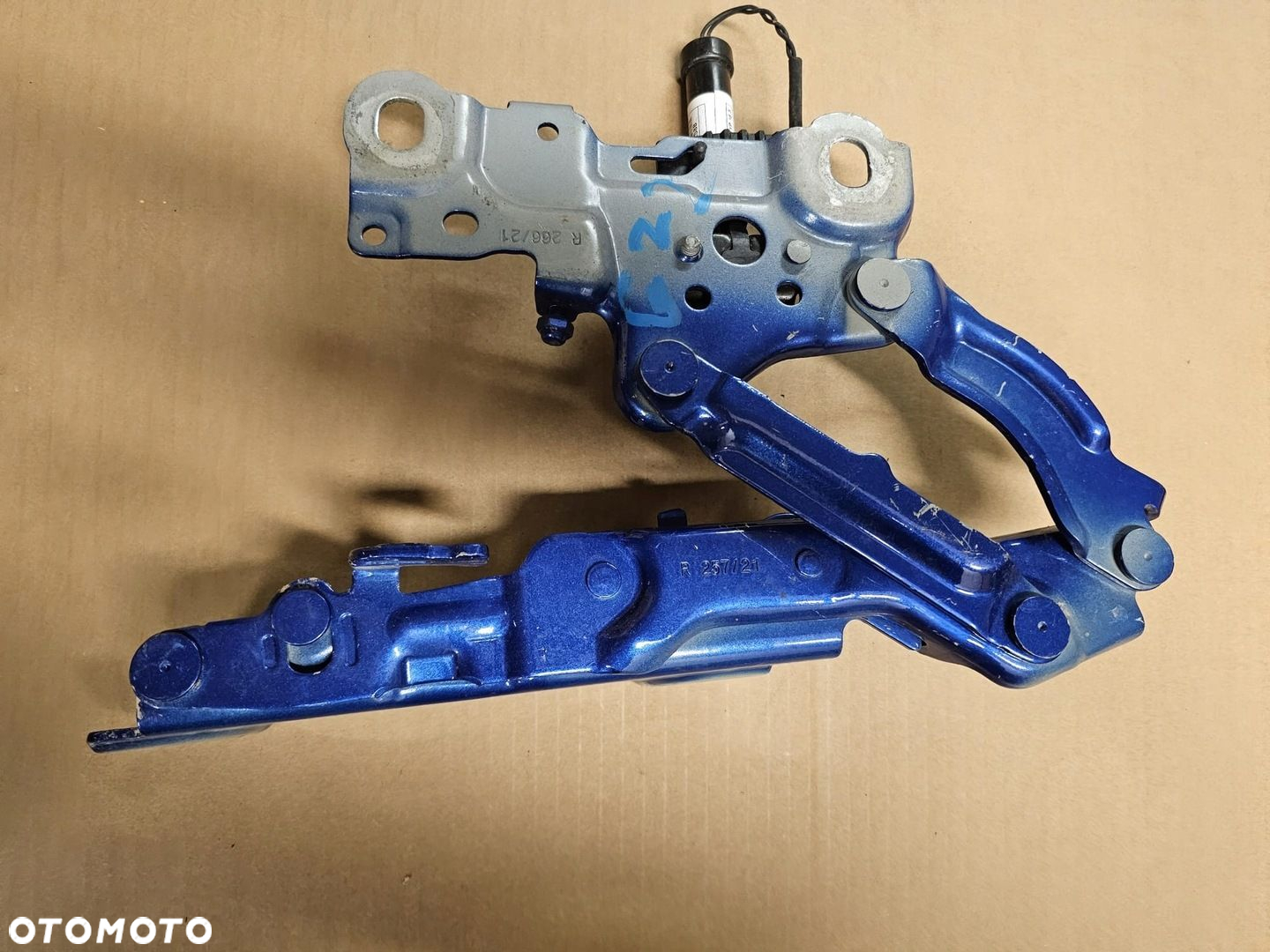 ZAWIAS MASKI NABÓJ PRAWY BMW G20 G21 G22 7450590 - 3