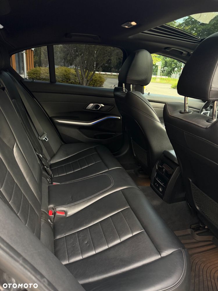 BMW Seria 3 330i xDrive M Sport - 9