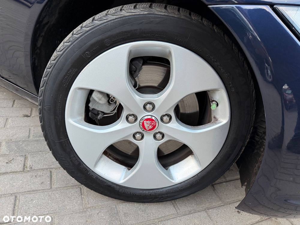 Jaguar XE 2.0 T R-Sport - 9