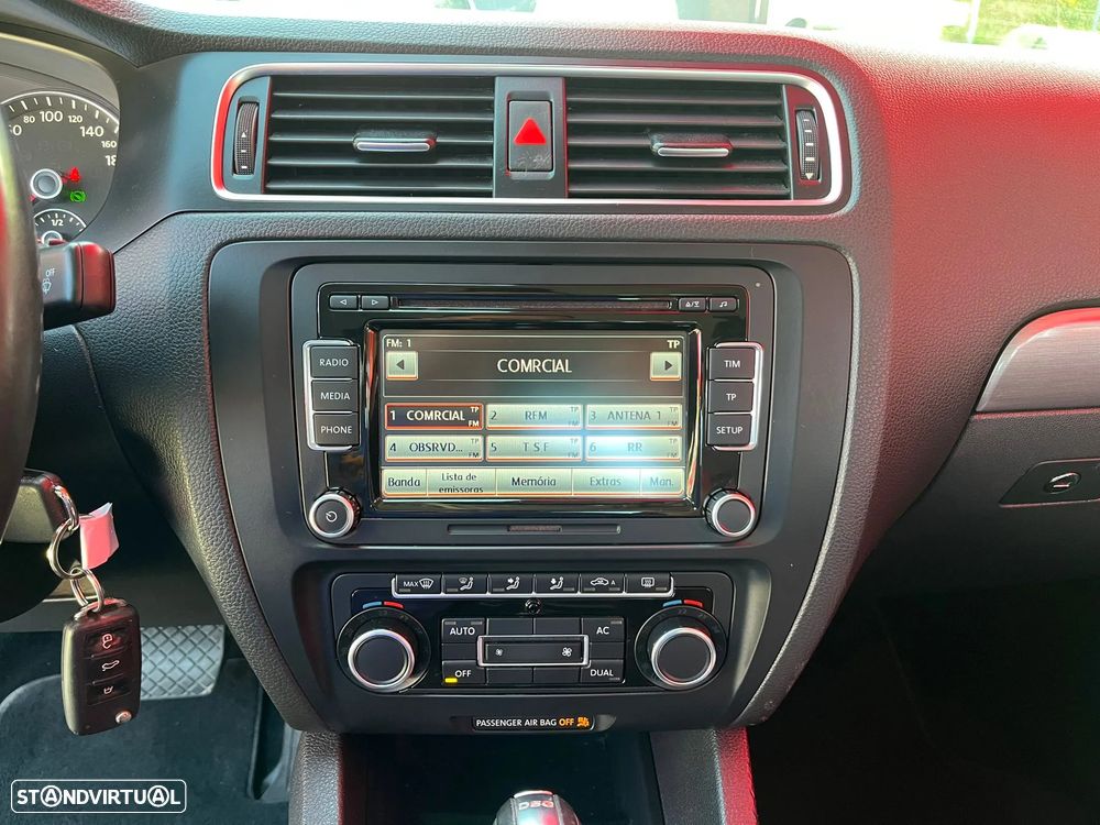 VW Jetta 1.6 TDi Highline DSG - 21