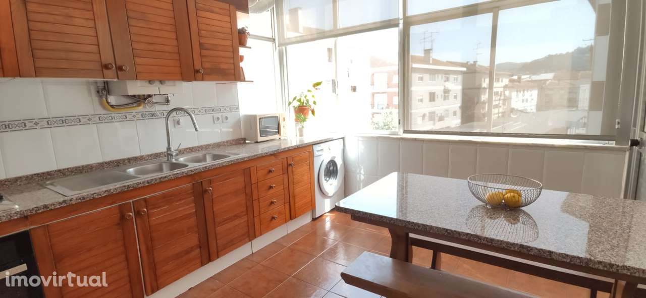 T4 espaçoso com três frentes, garagem fechada, mobilado e equipado - Grande imagem: 5/27