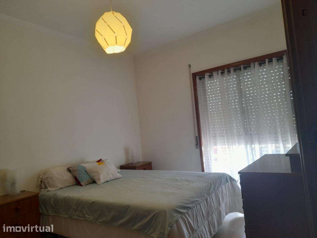 Quarto - localizado em Lordelo do Ouro Porto - Grande imagem: 2/9