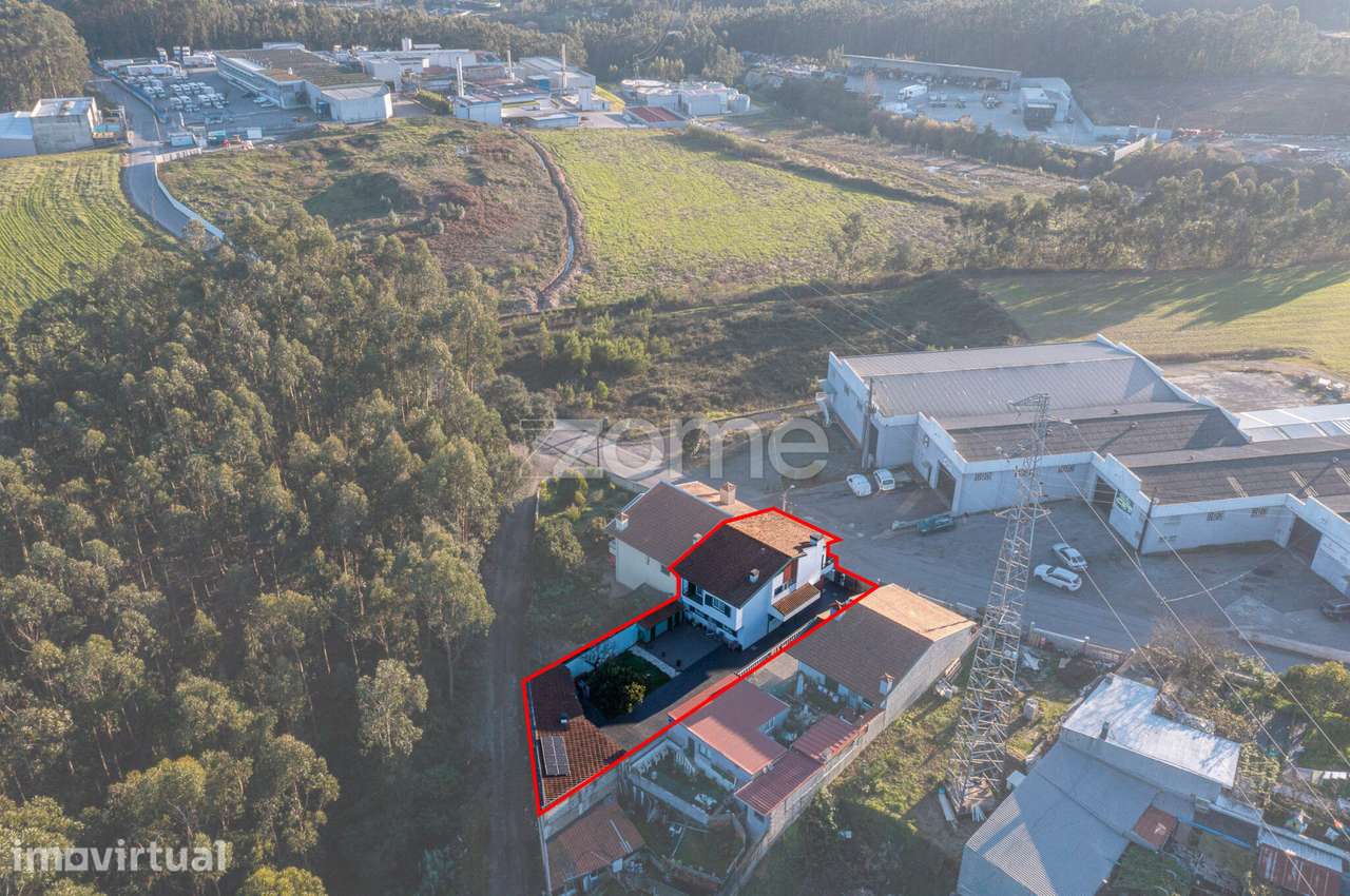 Moradia T4 com pátio, jardim e garagem em Covelas - Trofa - Grande imagem: 2/60