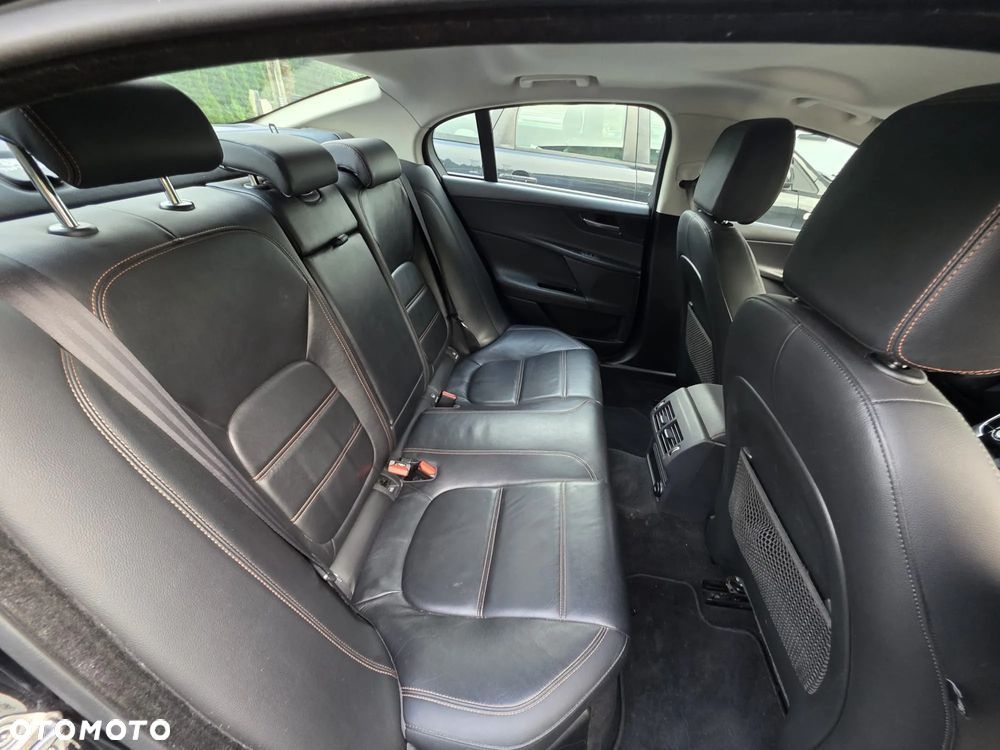 Jaguar XE 2.0 D Prestige - 16