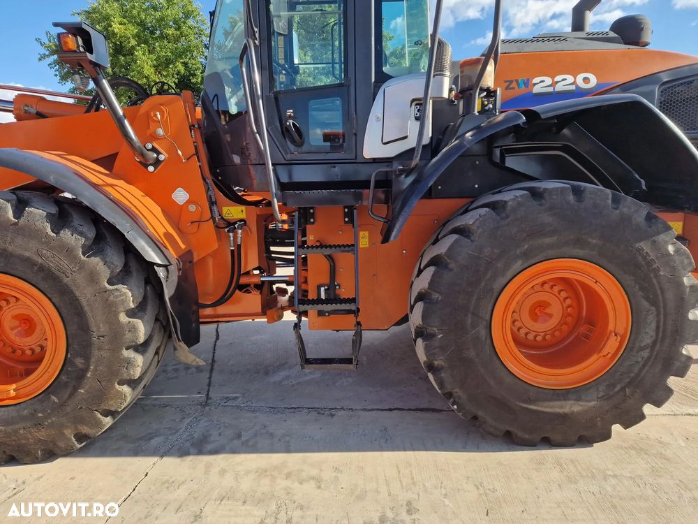 Hitachi ZW220, 2.140h, 8.833 km, CUPLA RAPIDA, CUPA 3,5mc, Masa operationala 20t, Anvelope Goodyear profil L5 90% ok, Gresare automata, VIRARE JOYSTICK, consum mediu 14,6l/h, an fabr 2020, camera spate, ridica la 4,2m,  CA NOU-PROMOTIE 119.900 EUR+Tva - 15