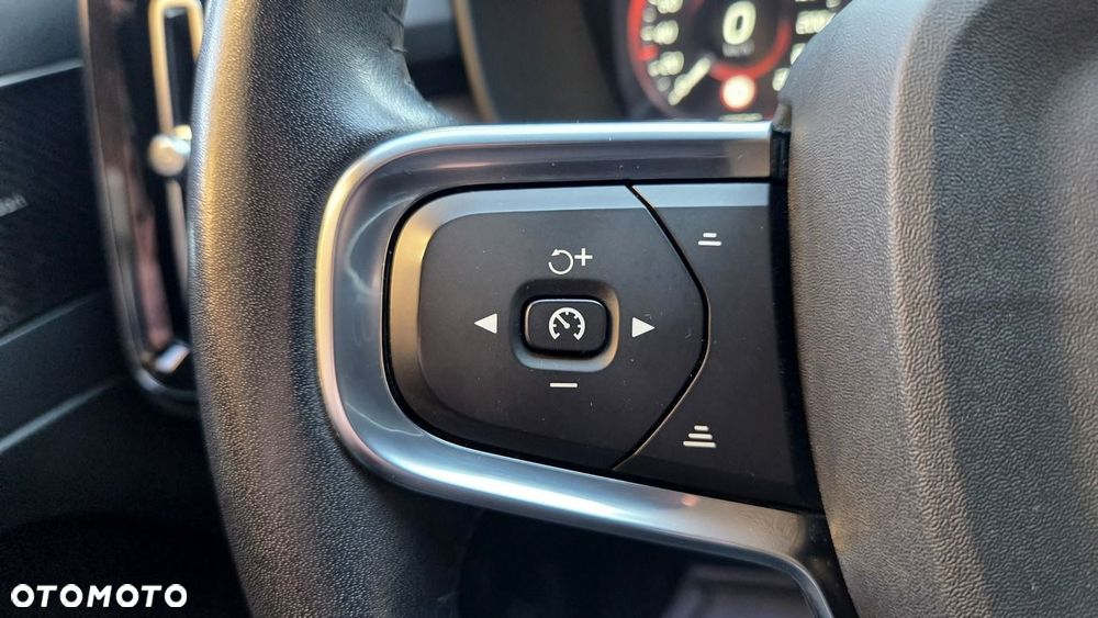 Volvo XC 40 T3 Geartronic Momentum Pro - 31
