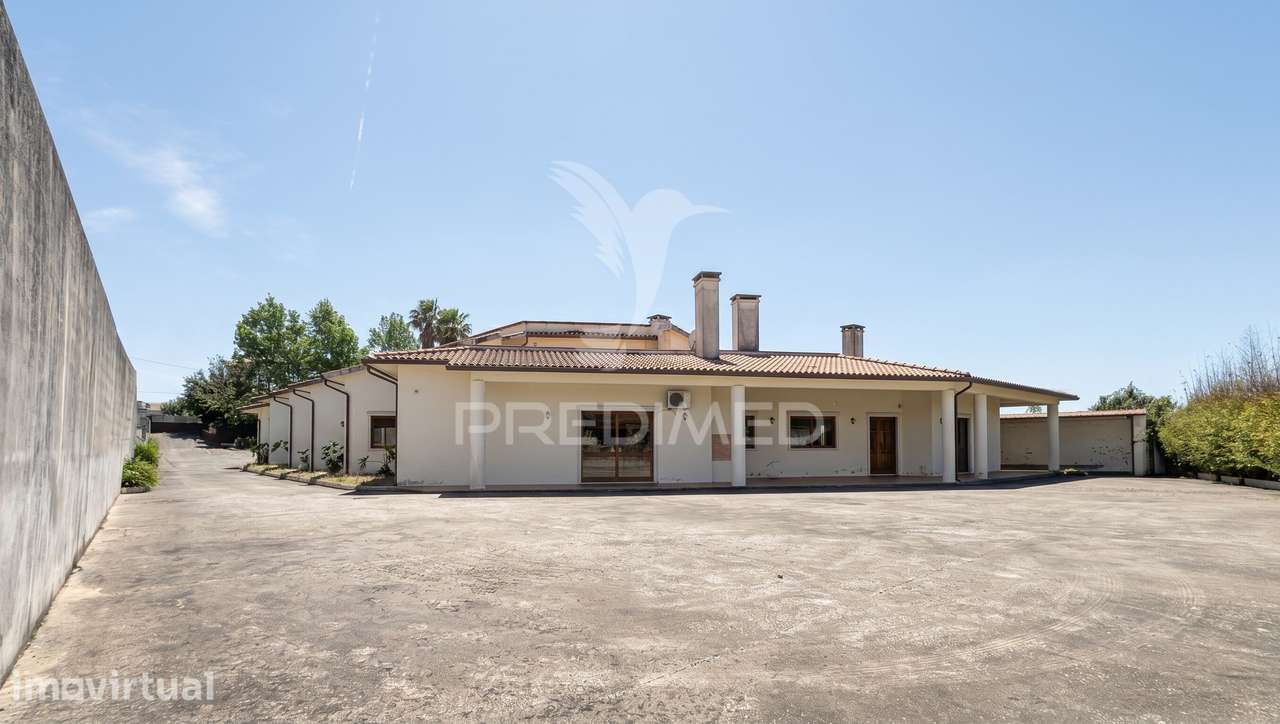 Moradia Térrea de Prestígio com Jardim Interior,  4 Suítes e Arquit... - Grande imagem: 5/33