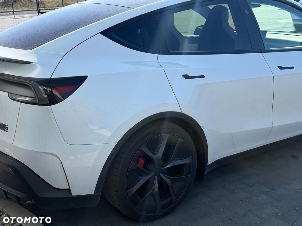 Tesla Model Y - 8