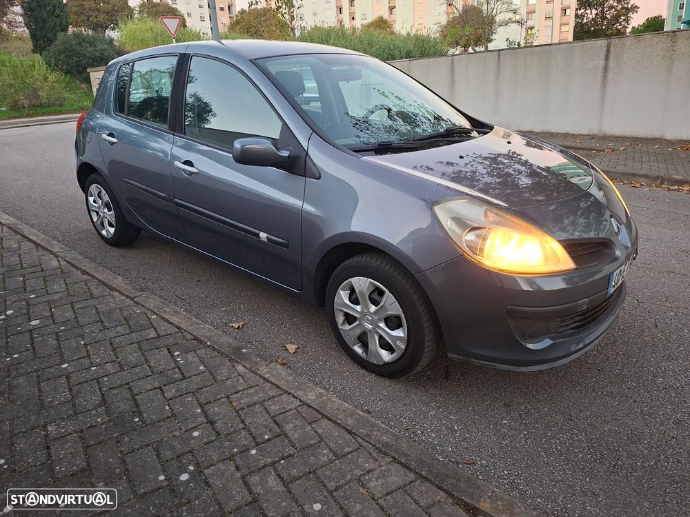 Renault Clio 1.2 16V Confort - 2