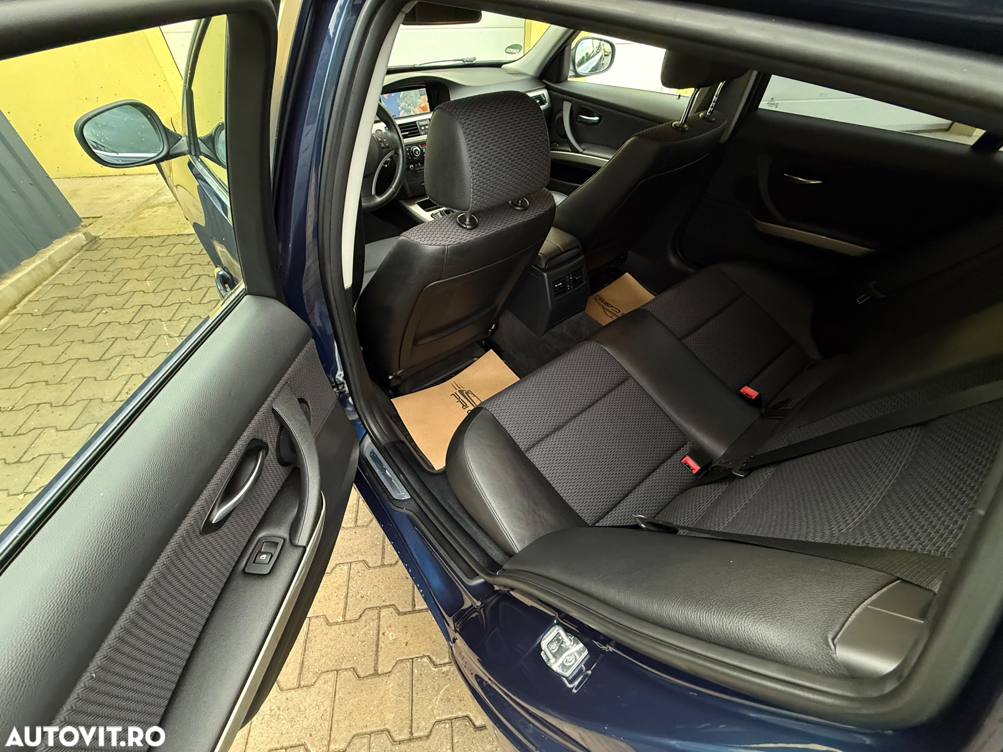 BMW Seria 3 320d Touring xDrive Aut. - 24