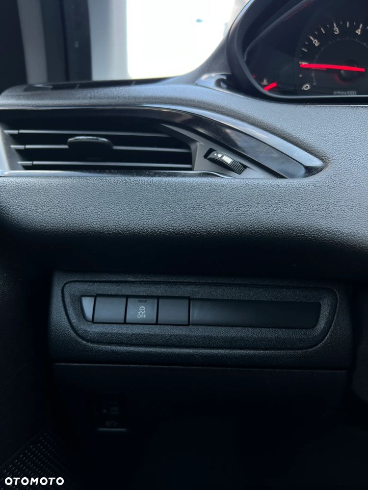 Peugeot 208 - 23