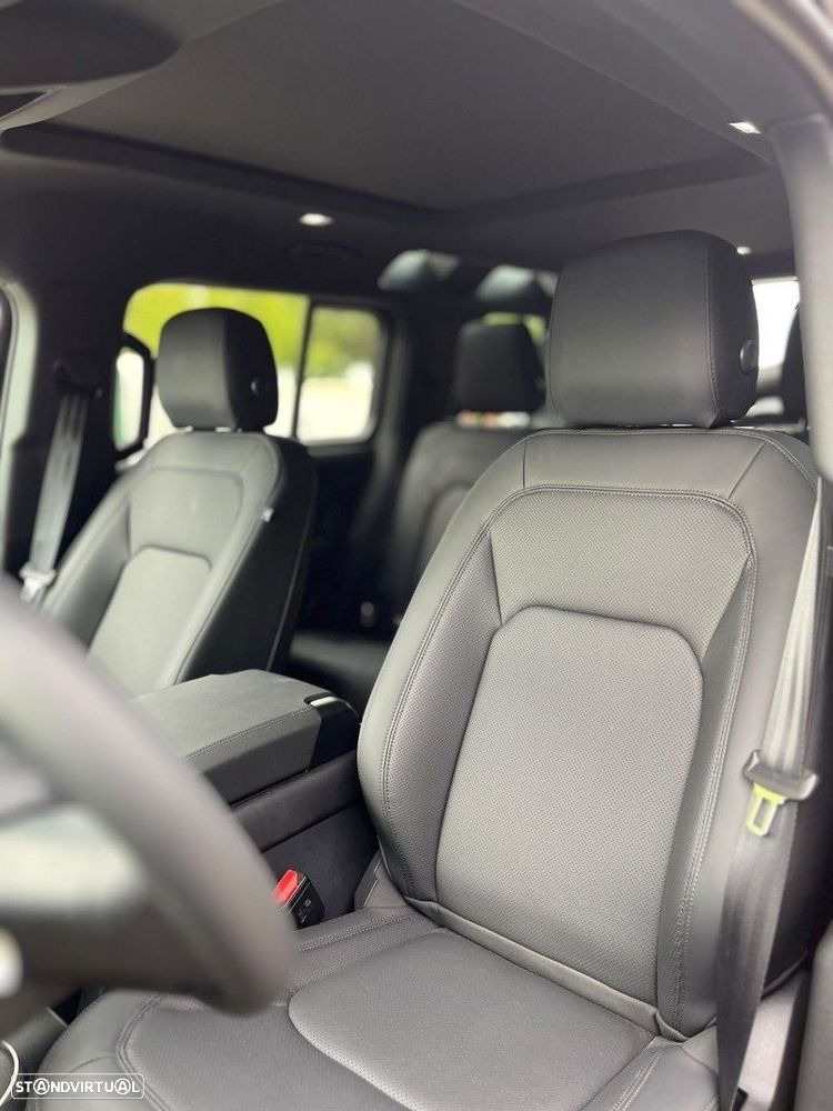 Land Rover Defender 2.0 P300e 110 AWD X-Dynamic SE - 22