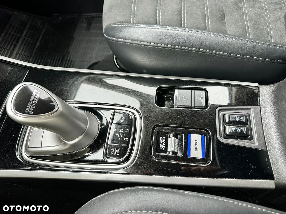 Mitsubishi Outlander 2.4 4WD Diamant - 22