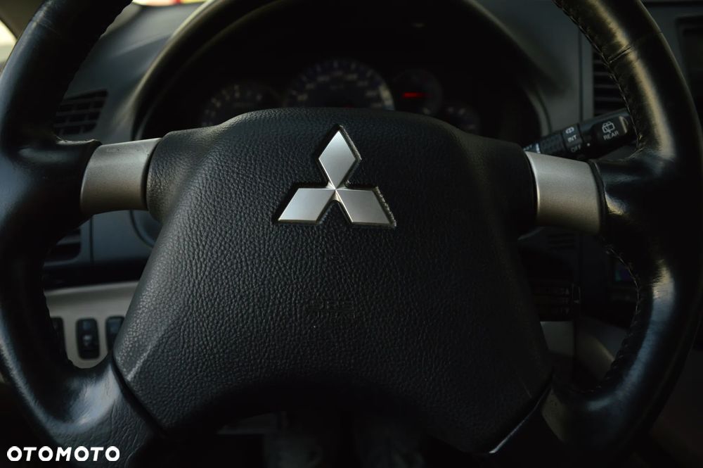 Mitsubishi Grandis 2.4 Invite - 25