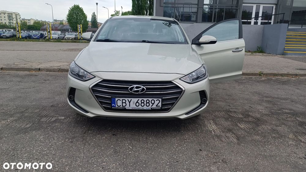 Hyundai Elantra 1.6 Comfort - 12