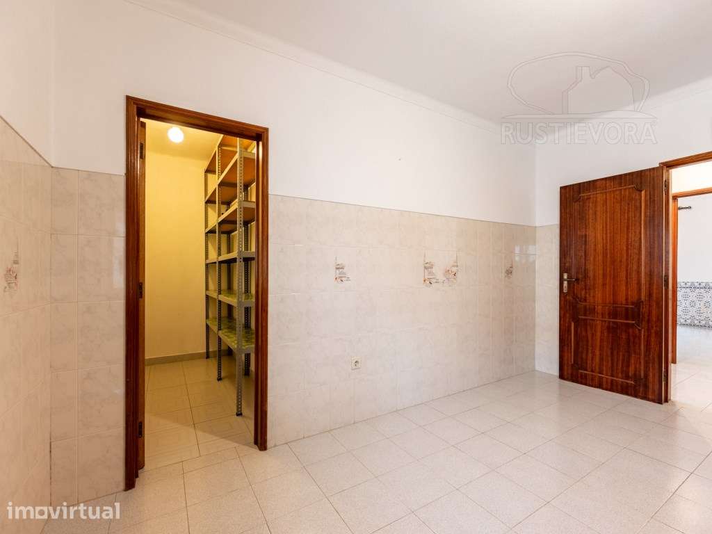 Livre a partir de 01/07/2026 - Moradia bifamiliar, 1º andar, T2 + 2... - Grande imagem: 4/27