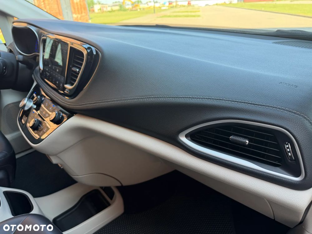 Chrysler Pacifica - 32