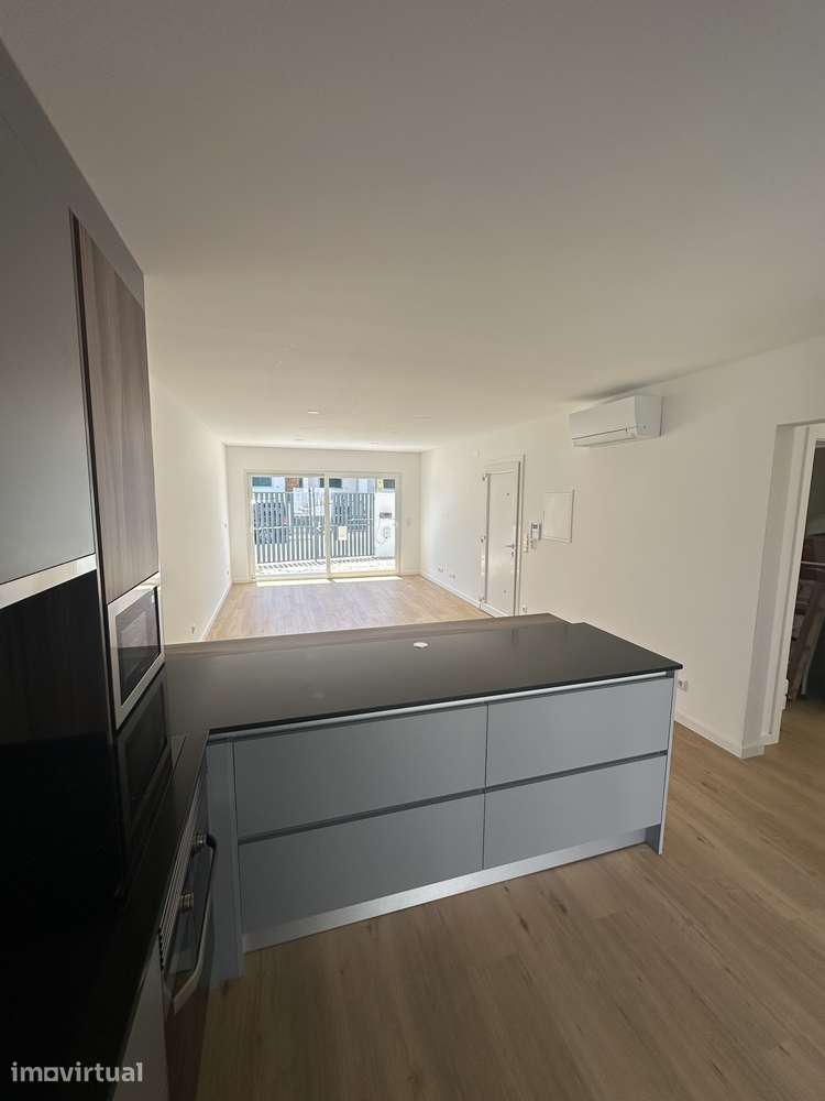 Apartamento T2 com jardim e 2 lugares de estacionamento em Almada - Grande imagem: 4/15