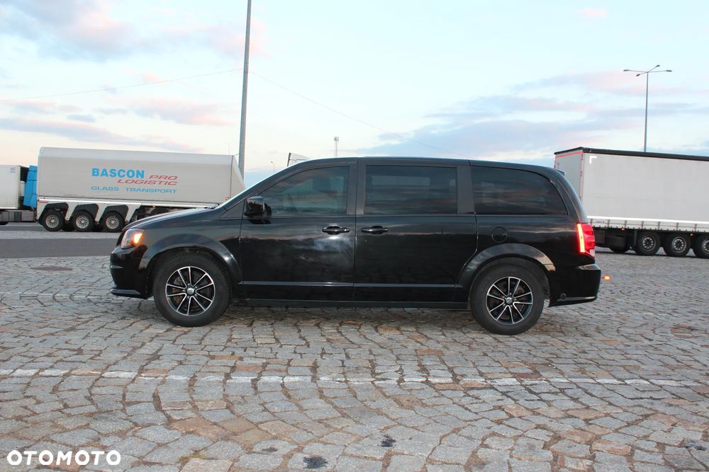 Dodge Grand Caravan - 2