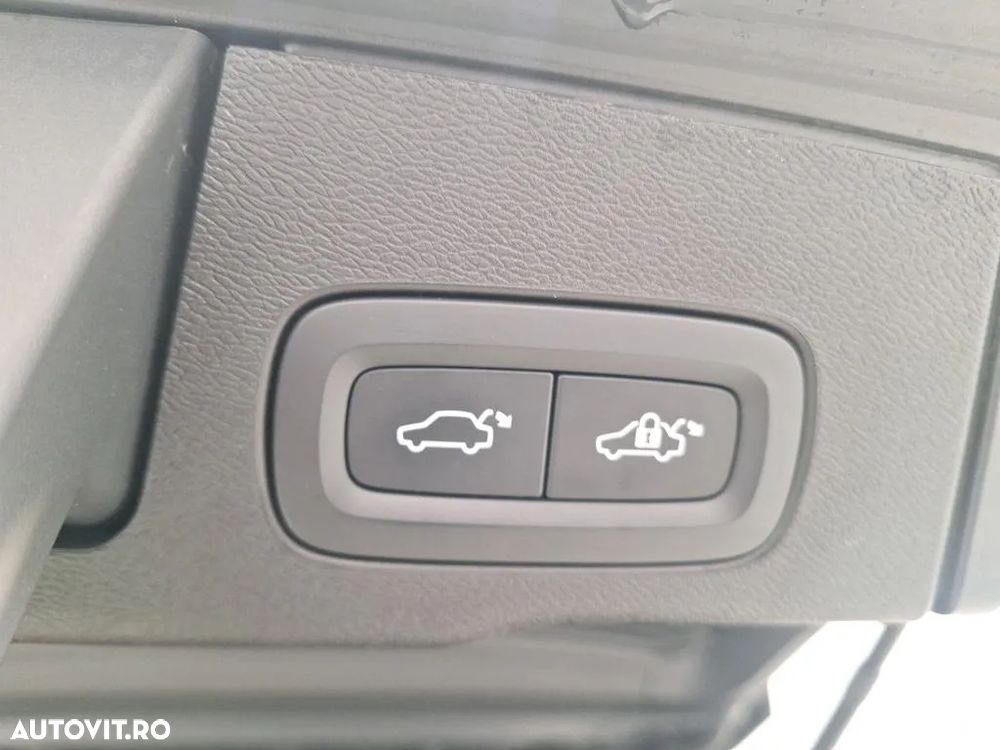 Volvo XC 60 B4 MHEV AT8 AWD R-Design - 11