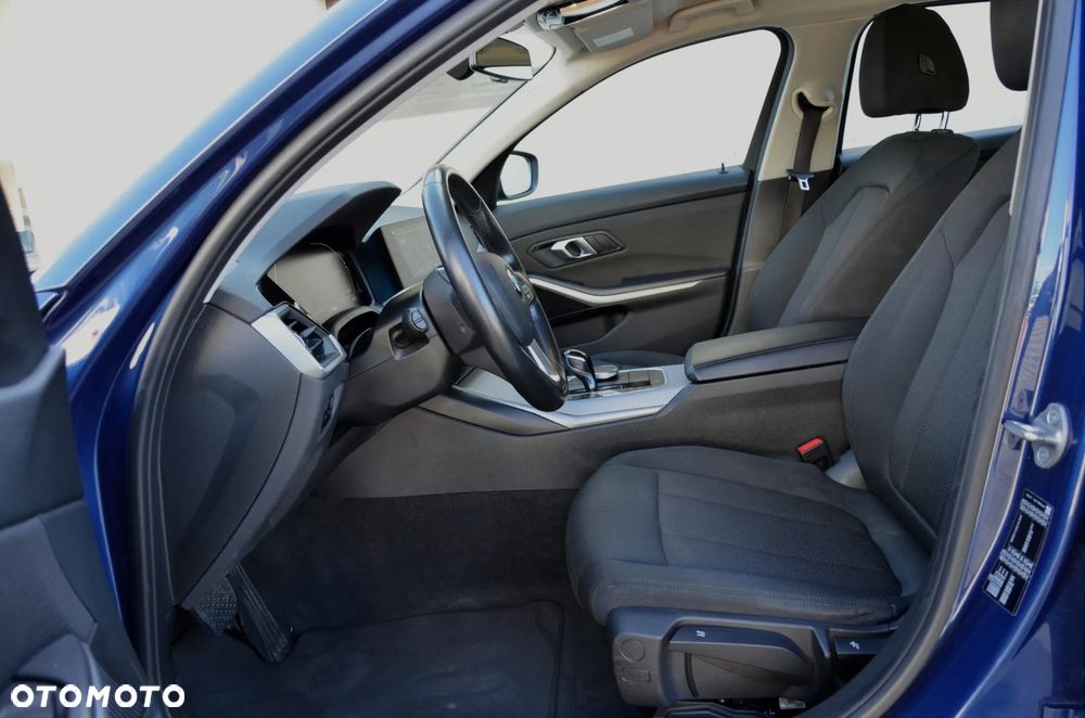 BMW Seria 3 316d mHEV - 16