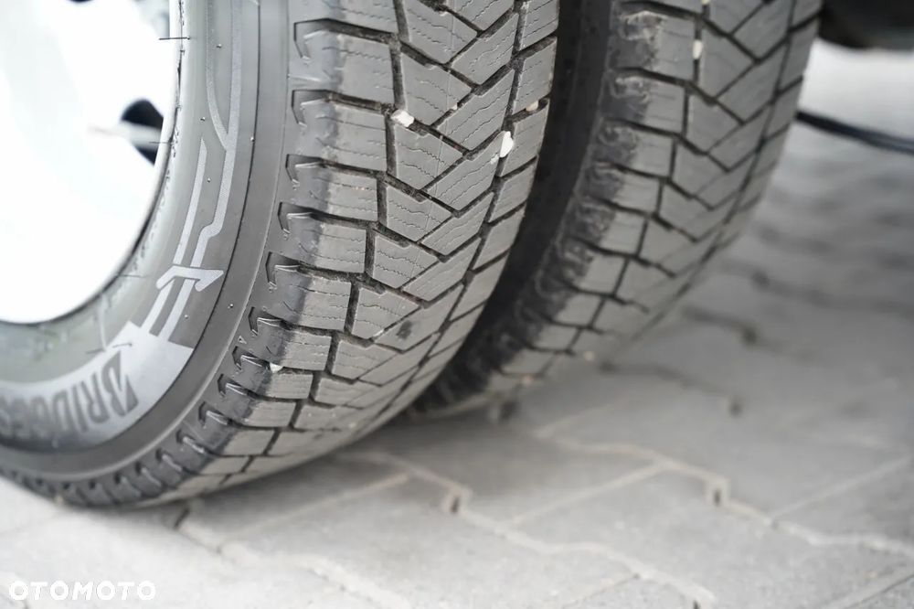 Iveco DAILY 35-150 / CHŁODNIA / THERMO KING / MANUAL / BLIŹNIAK / 3 MIEJSCA / - 24