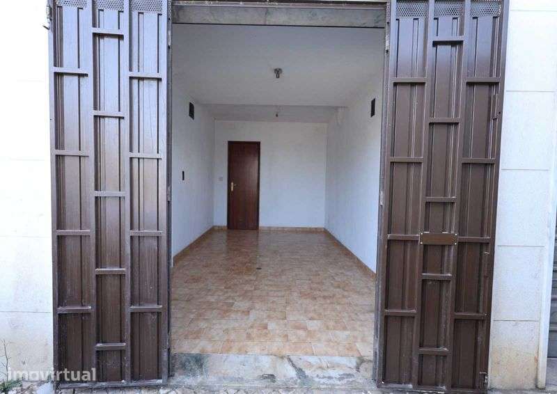 Garagem no Sobralinho com WC junto à EN 10 - Grande imagem: 3/5