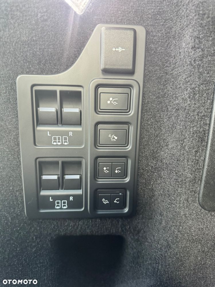 Land Rover Discovery 3.0 D300 mHEV Dynamic HSE - 10