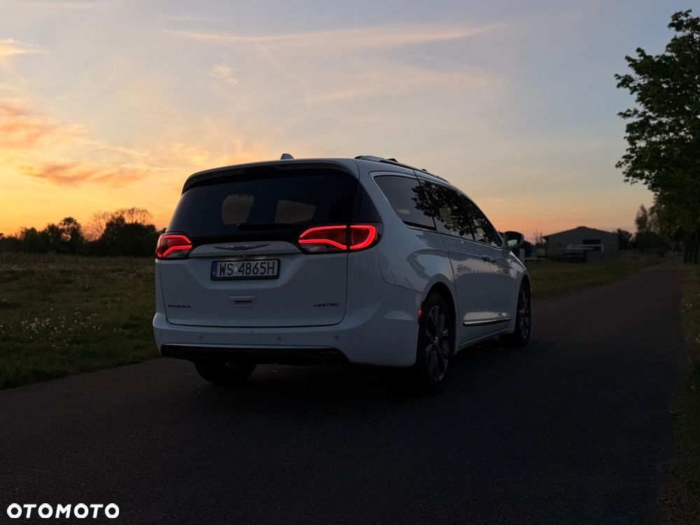 Chrysler Pacifica - 12