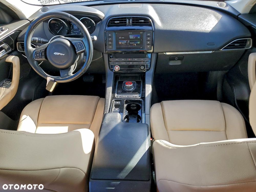 Jaguar F-Pace 25t AWD Prestige - 8