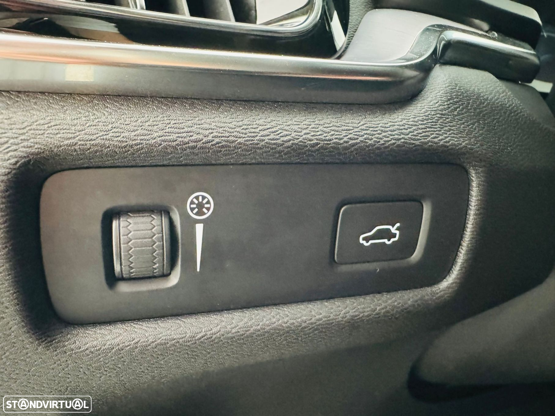 Volvo V60 2.0 B4 Momentum Core Geartronic - 21