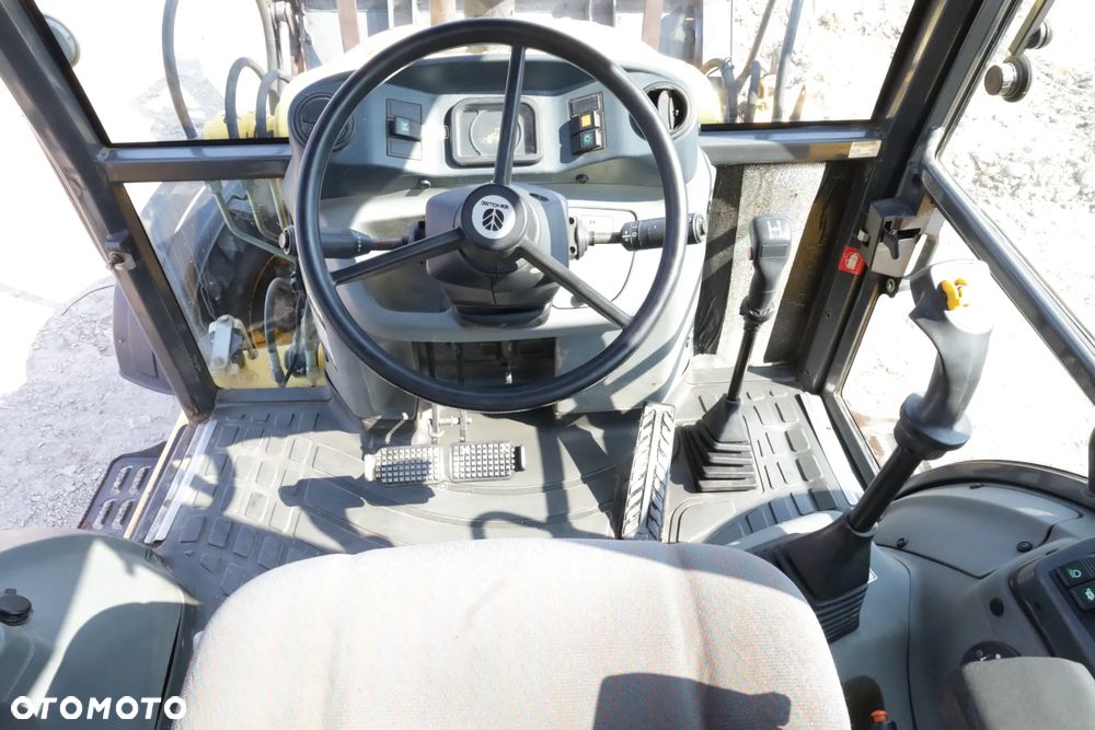 New Holland LB110B - 26