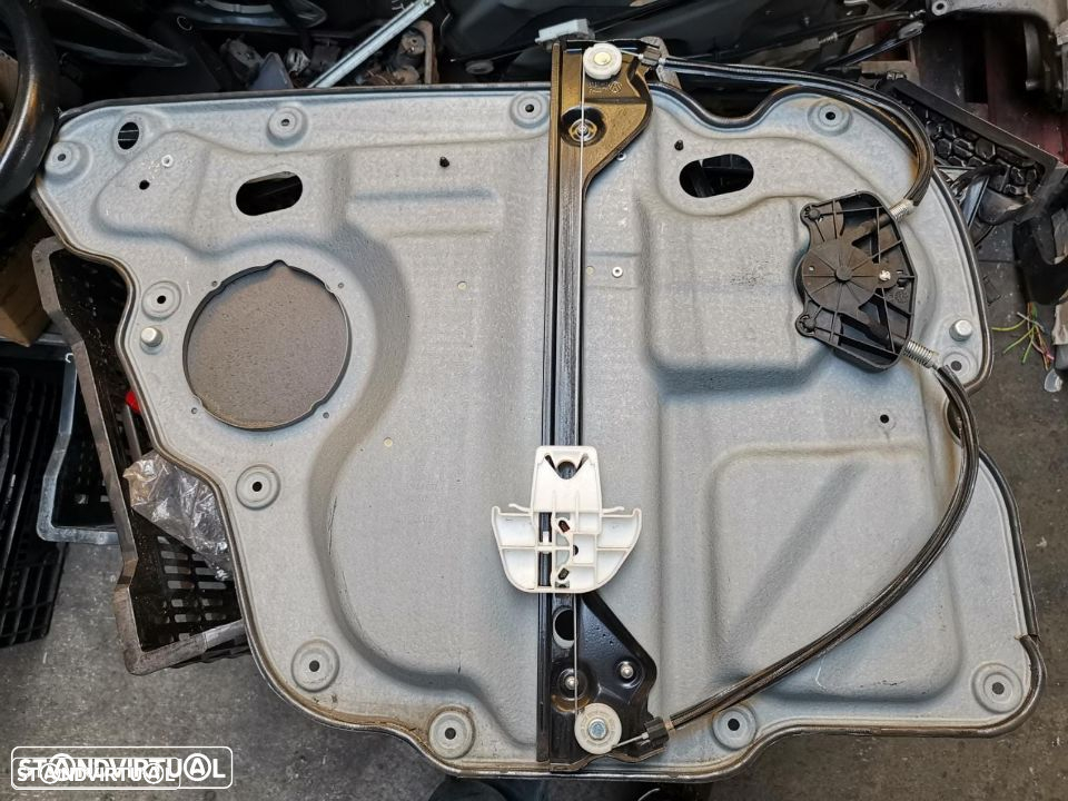 VW TOURAN ELEVADOR TRAS DTO MANUAL - 2