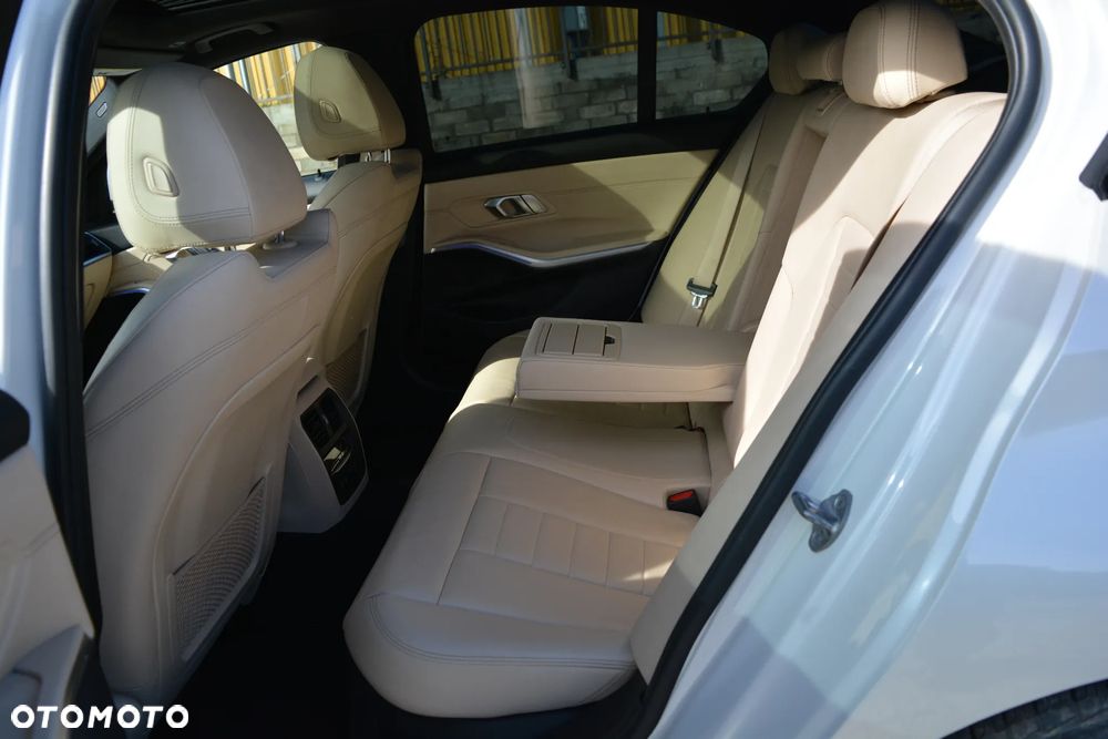 BMW Seria 3 330i xDrive Sport Line sport - 24